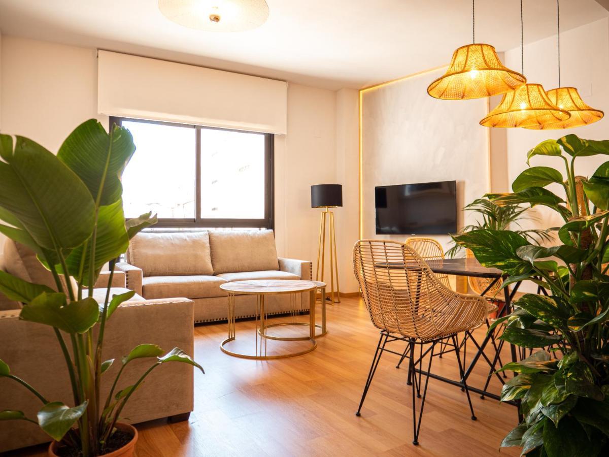 Stylish Apartment In The Heart Of Malaga With Pool Bagian luar foto